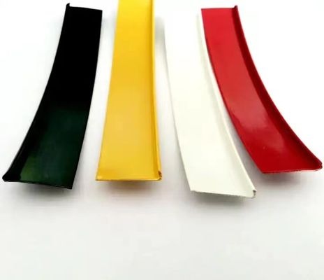 Желтая белая буква накрыла крышку вывески Канал накрыла крышку